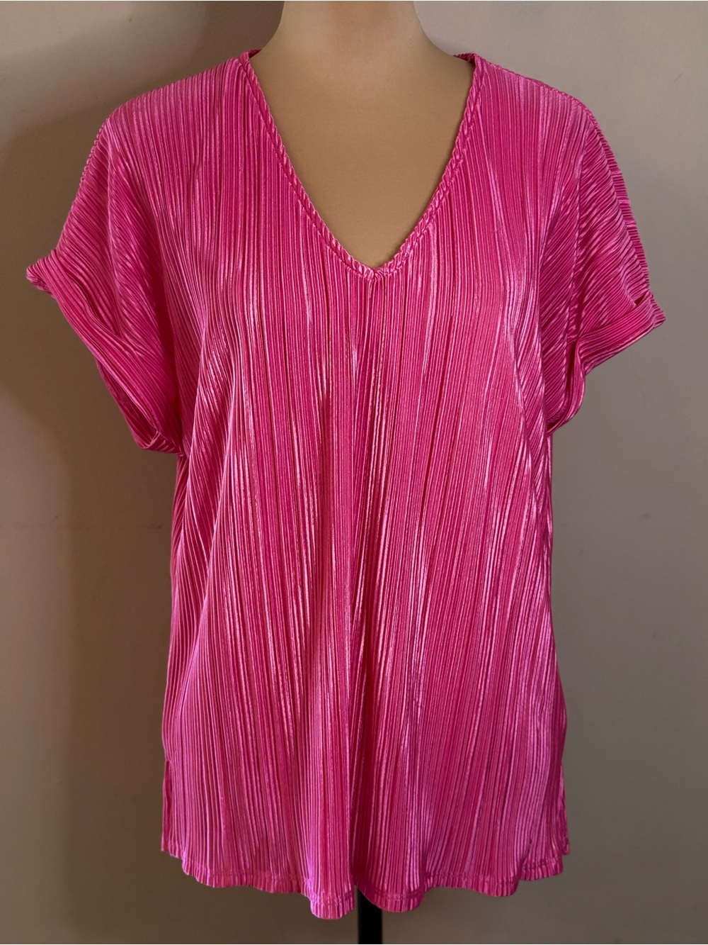 Andree by Unit top preppy pink pleated V neck short sleeves SZ M
